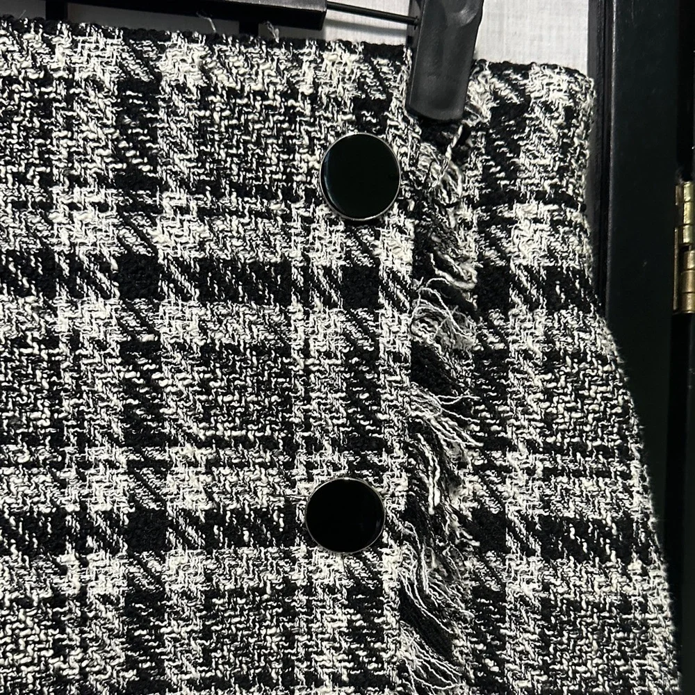 Chic Plaid Mini Skirt in Black and White Lined EUC - Picture 2 of 6
